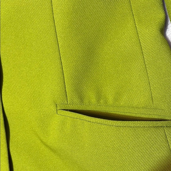 Vibrant Green Tailored Blazer with Notched Lapels - Picture 3 of 8